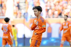 新潟-川崎 前半、先制点を決めた伊藤涼太郎選手。ぐっと胸のエンブレムをつかむ=3月11日、ビッグスワン