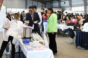 国際青年会議所のアジア太平洋エリア会議のランチ会場。すしやラーメンなどを提供した=新潟市中央区