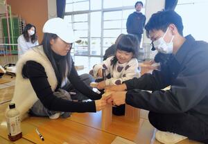 いすを作る親子=聖籠町