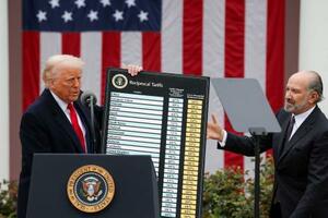 　関税措置について話すトランプ米大統領（左）とラトニック米商務長官＝２０２５年４月、ワシントン（ロイター＝共同）