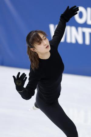 　公式練習で調整する坂本花織＝１４日、ミラノ（共同）