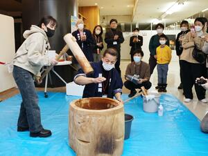 餅つきや書き初めを楽しんだ「世界の仲間とお正月交流会」=1月25日、長岡市大手通2