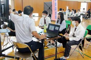 地元企業の担当者から業務内容などの説明を受ける高校生ら=五泉市村松甲