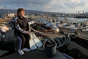 海女漁に出る日を待ち望む門木奈津希さん。子ども時代を過ごした舳倉島での漁も、再開のめどは立たない=1月21日、石川県輪島市の輪島港