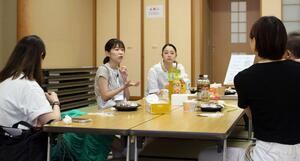 0歳児の子を育てる母親の相談にのる助産師の川島夏輝さんと粟田美奈さん=新潟市東区