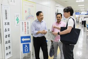 期日前投票所を視察するカンボジアの議員=新潟市中央区役所