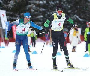 成年男子40キロリレー 新潟の2走宮尾祐司(左)から3走坂井冠太につなぐ=山形県上山市
