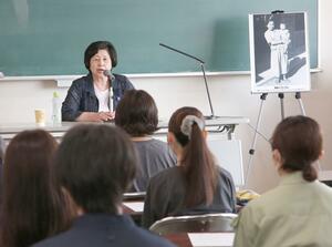 一緒に拉致され、今も安否が分からない母ミヨシさんへの思いを、明倫短期大の学生に語った曽我ひとみさん=6月11日、新潟市西区真砂3