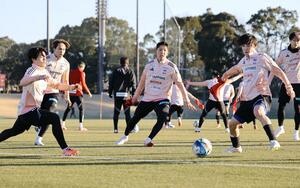 キャンプ初日から軽快に動くＭＦ奥村仁（手前右端）や新加入のＤＦ加藤徹也（同右から２人目）ら＝宮崎県都城市