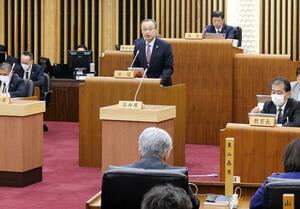 施政方針演説を行う渡辺竜五市長=28日、佐渡市議会