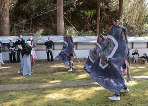 剣士と小獅子による演舞が奉納された上浦まつり=4月1日、佐渡市杉野浦