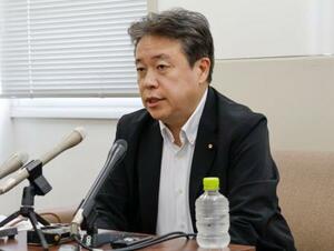 記者会見で陳謝する自民党の鶴保庸介参院予算委員長=9日午前、和歌山市