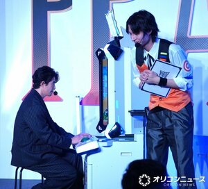 ゲームを体験して“奇声”を上げた伊藤英明 （C）ORICON NewS inc.