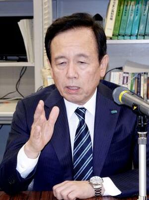 記者会見する日本損害保険協会の船曳真一郎会長=30日午後、東京都内