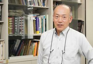 研究室で取材に応じる牛尾知雄さん=4月、大阪府吹田市