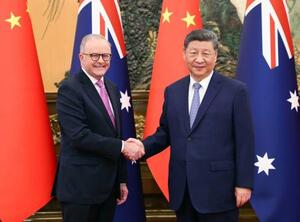 オーストラリアのアルバニージー首相(左)と握手する中国の習近平国家主席=15日、北京の人民大会堂(新華社=共同)