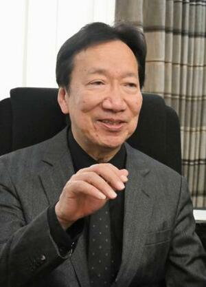 インタビューに応じる元最高裁判事の草野耕一弁護士