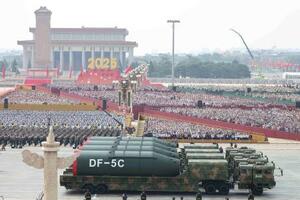 ２０２５年９月、北京・天安門広場での軍事パレードで披露された中国の新型大陸間弾道ミサイル（ゲッティ＝共同）