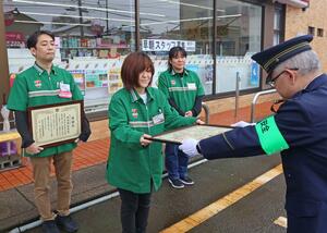 特殊詐欺被害を防ぎ、署長感謝状を贈られたセブン-イレブン柏崎横山店の店員=柏崎市長峰町
