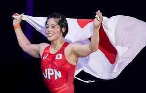 女子65キロ級で優勝し、日の丸を手に喜ぶ森川美和=ザグレブ(ゲッティ=共同)