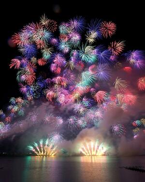 夏の夜空を彩った第50回阿賀野川ござれや花火=2024年8月、新潟市北区