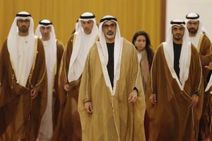中国の習近平国家主席との会談に臨むアラブ首長国連邦(UAE)アブダビ首長国のハリド皇太子(中央)=4月、北京の人民大会堂(共同)
