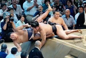 豊昇龍(左)が寄り切りで若元春に敗れる=IGアリーナ