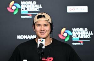 　記者会見する大谷＝１２日、マイアミ（ゲッティ＝共同）