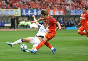 新潟-広島 前半28分、DF新井直人が追加点を挙げ、2-0=ビッグスワン