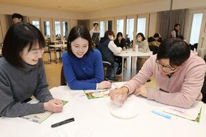 生理用品に触れるなど、生理の苦労や思いなどを学んだイベント=3月29日、長岡市大手通2