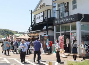 大型連休でにぎわう道の駅「越後出雲崎天領の里」=5月3日、出雲崎町尼瀬