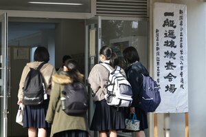 ２０２３年度の公立高校一般入試の会場＝２０２３年３月、新潟市中央区