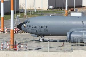 　イスラエル・テルアビブの空港で燃料を補給する米軍機＝２５日（ゲッティ＝共同）