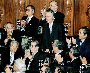 1994年6月、衆院本会議で決選投票の末に首相に指名され、拍手を受ける社会党の村山富市委員長(肩書は当時)