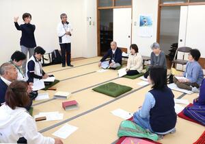 災害時の避難について手話で意見を交わした交流会=佐渡市千種
