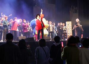 長岡音むすびフェスのオープニングでステージに上がる出演者ら＝30日、アオーレ長岡
