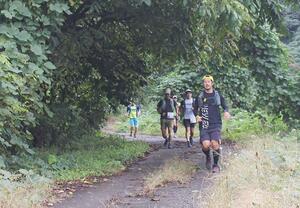 金倉山周辺のコースで初めて開かれたトレイルランニングの大会=長岡市滝谷町