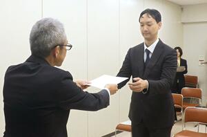 若者の県内就職促進に取り組む県版地域おこし協力隊員に任命された片川伸行さん＝１１日、県庁