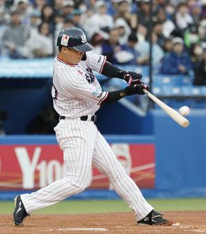 ２回ヤクルト１死、伊藤が左越えに本塁打を放つ＝神宮