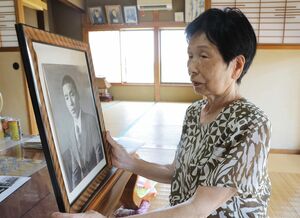 父の写真を手に「急いで日本に逃げたから、父の持ち物一つも残っていない」と話す佐藤久枝さん=阿賀野市