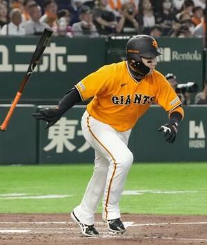 3回巨人1死一、三塁、丸が右前に適時打を放つ=東京ドーム