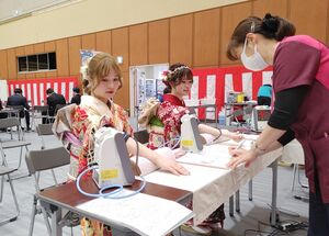 はたちを祝う会の会場で検診を受ける来場者=阿賀野市岡山町