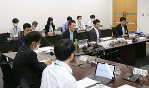 職場での熱中症対策の義務化の周知などについて話し合った連絡会議=4日、県庁