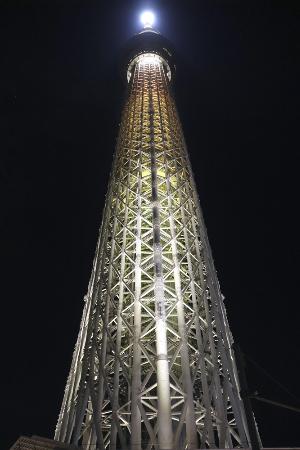 エレベーターが急停止した東京スカイツリー=22日夜、東京都墨田区