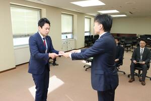 県災害薬事コーディネーターの委嘱状伝達式＝１９日、県庁