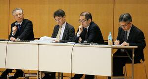 日本金融学会で発言する第四北越銀行の殖栗道郎頭取(左端)=17日、新潟市中央区
