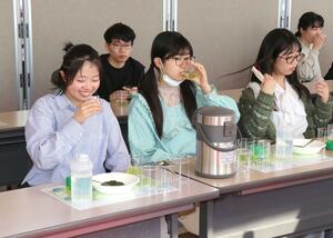 日本茶の入れ方を習って、じっくりと味わう「燕市役所まちあそび部」の参加者=燕市五千石