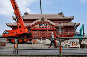 「素屋根」の撤去がほぼ終わった首里城の正殿=7日午後、那覇市
