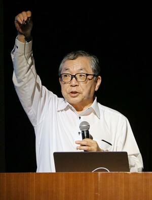 宇宙をテーマに講演した放送大学新潟学習センターの大原謙一所長=佐渡市中原