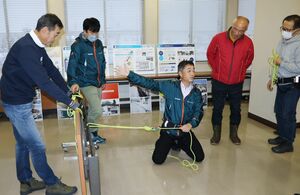 屋根の雪下ろし中の装備品や命綱の結び方を学んだ講習会=南魚沼市浦佐